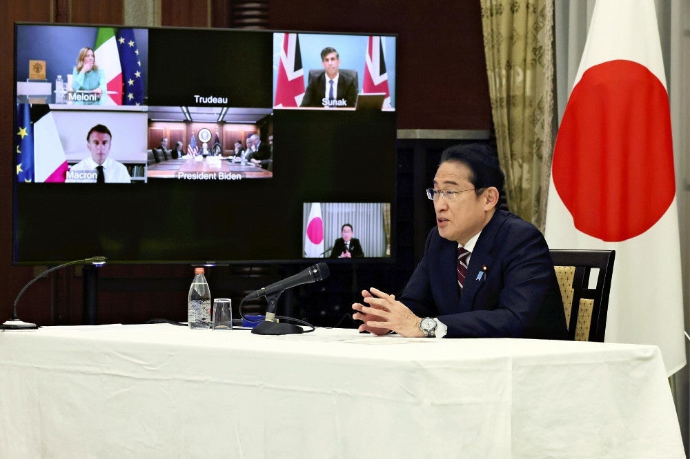 Ｇ７首脳テレビ会議で発言する岸田首相（内閣広報室提供）