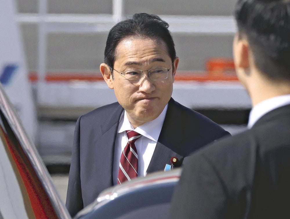 米国への公式訪問を終え、帰国した岸田首相（１４日午後、羽田空港で）＝永井秀典撮影