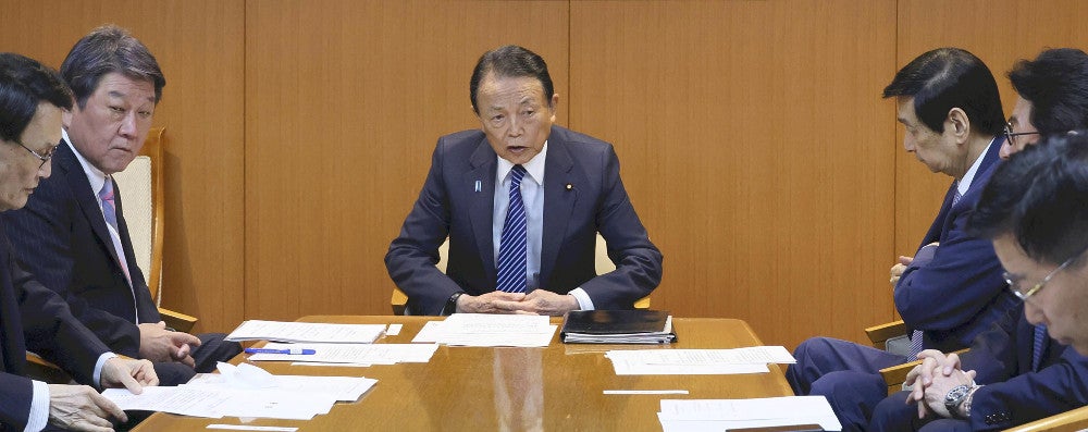 「安定的な皇位継承の確保に関する懇談会」の会合であいさつする自民党の麻生副総裁（中央）（１５日、党本部で）