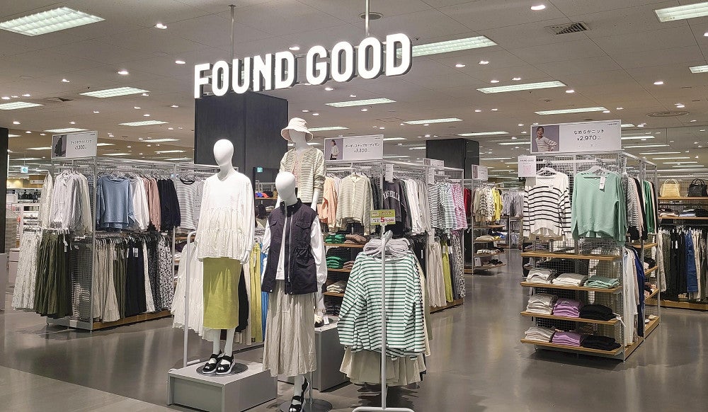 アダストリアと連携した衣料品「ファウンドグッド」の売り場（東京都江東区で）