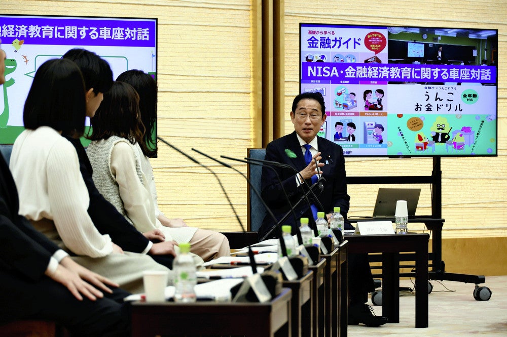 若者らとＮＩＳＡや金融経済教育に関する車座対話に出席する岸田首相（右）（１６日午後、首相官邸で）＝川口正峰撮影