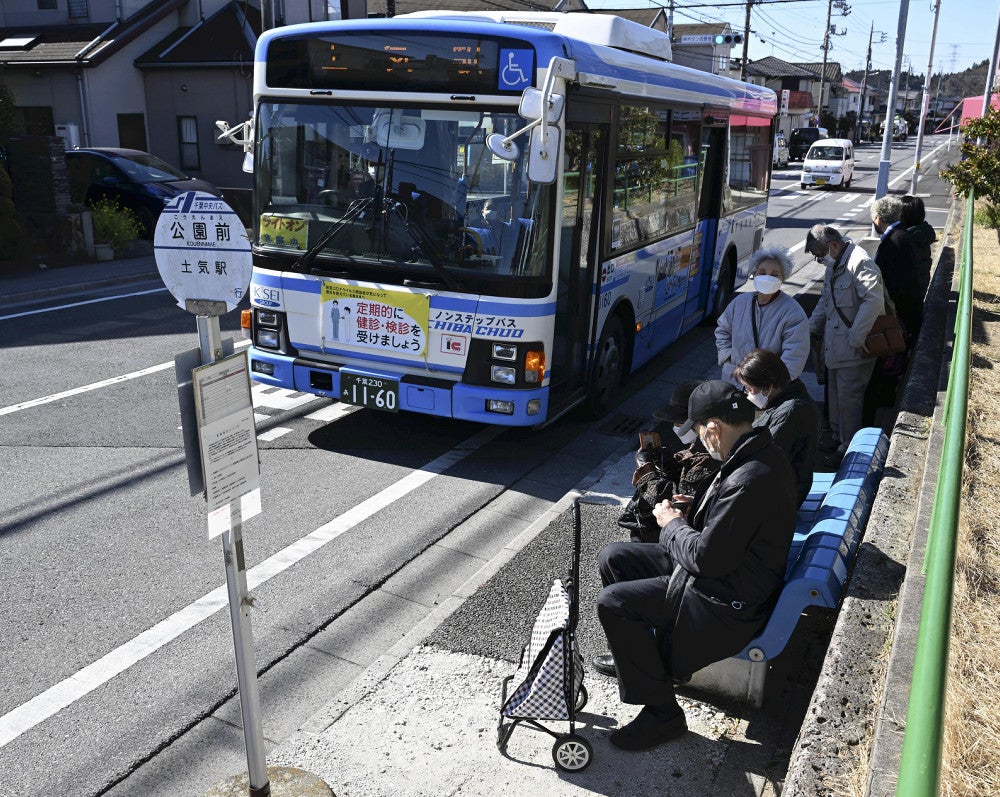 千葉市緑区の大椎台地区を走っていた路線バス。バス停では大勢の乗客が待っていた（３月２２日）＝帖地洸平撮影