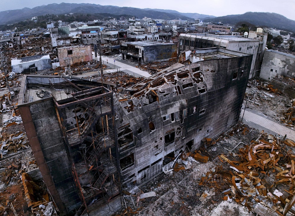 大規模な火災に見舞われた輪島市中心部の朝市通り周辺。総務省消防庁によると、約２４０棟が焼け、焼失面積は約４万９０００平方メートルに及んだ（石川県輪島市で）