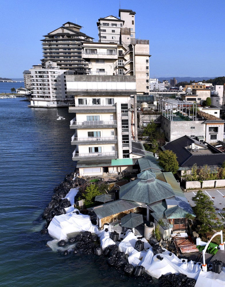 営業再開に向けて準備が進む和倉温泉。七尾湾に面した護岸は土のうが積まれていた（石川県七尾市で）
