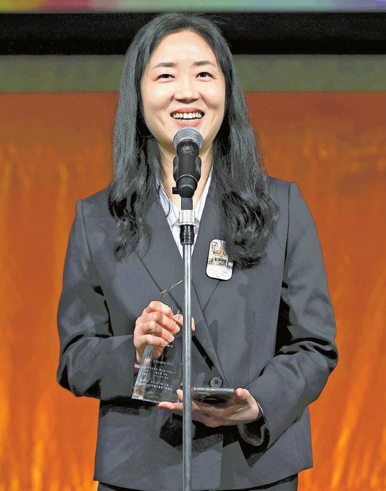 『ようこそ、ヒュナム洞書店へ』で翻訳小説部門１位に選ばれ、喜びを語るファン・ボルムさん（１０日、東京都港区で）＝大金史典撮影
