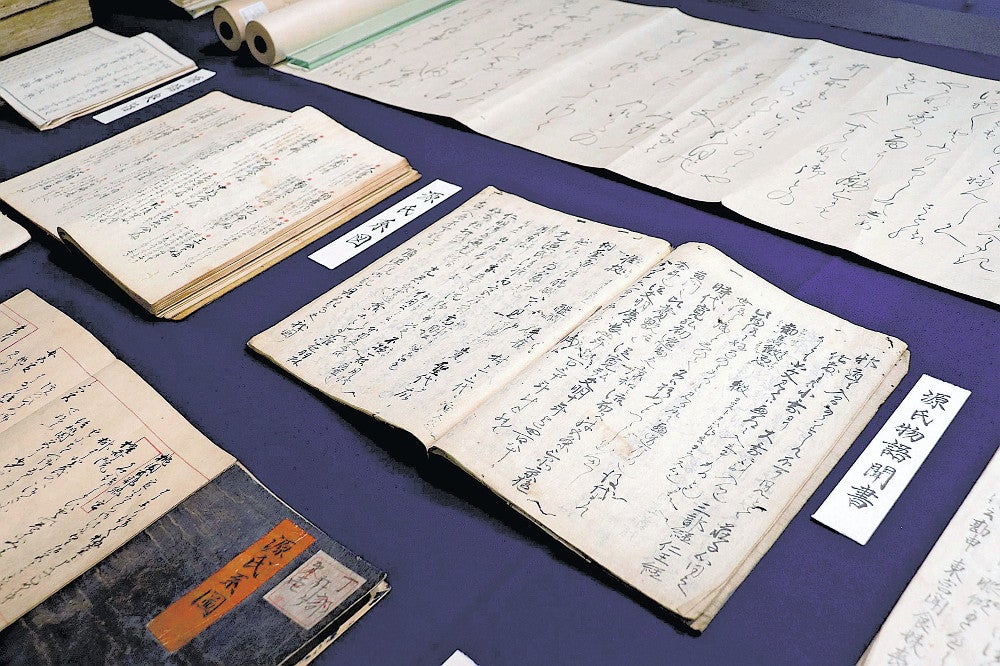 安土桃山時代、神職が講釈の内容を書き残した「源氏物語聞書」や系図など（京都市上京区で）