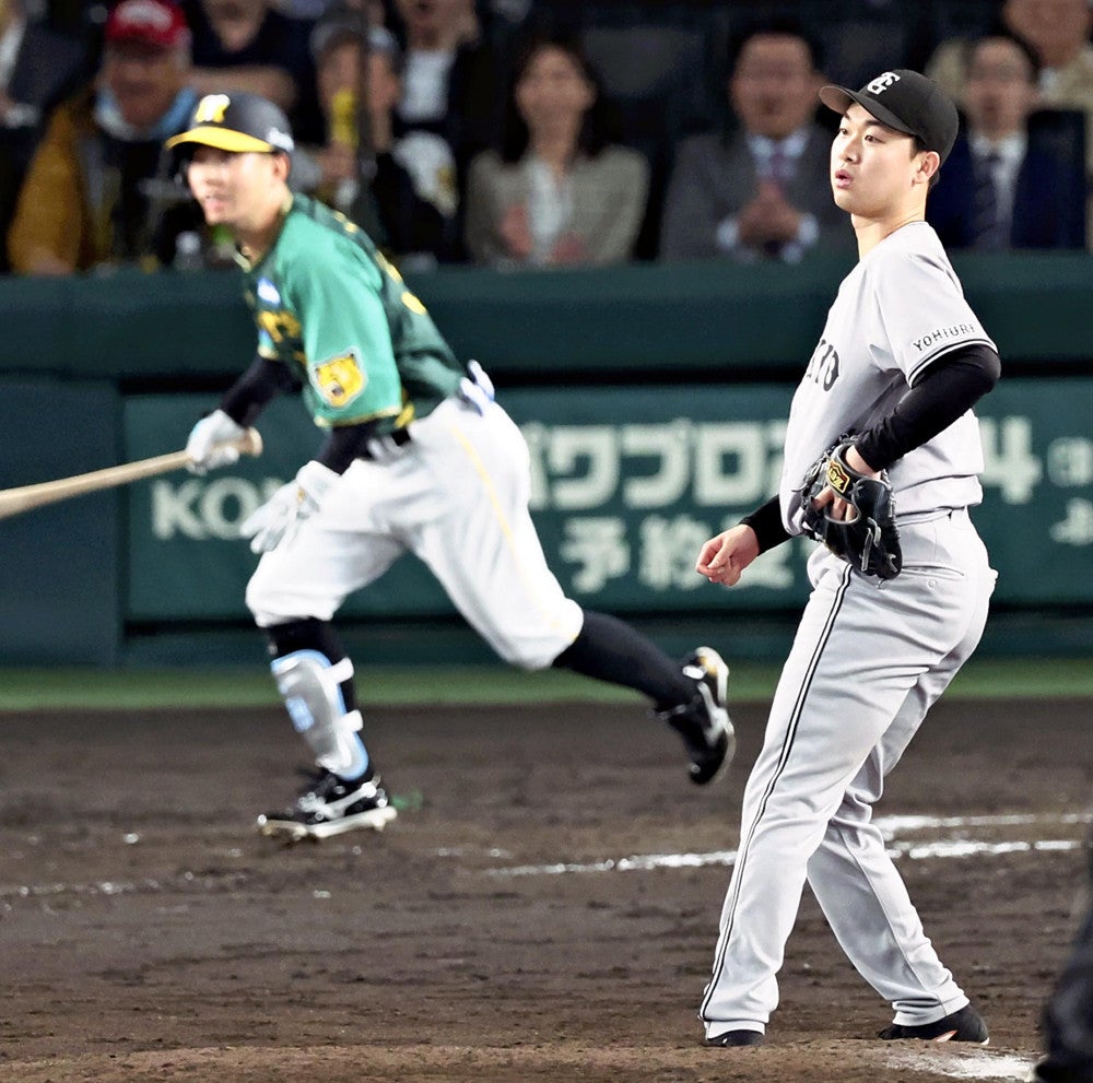 ７回１死２、３塁、代打・糸原（左）に同点となる犠飛を打たれた山崎伊（１６日）＝大塚直樹撮影