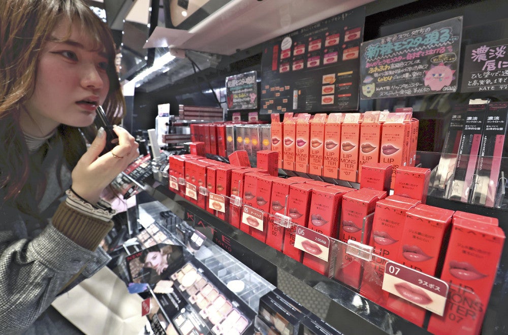 化粧品専門店に並ぶ落ちない口紅「リップモンスター」（３月、東京都渋谷区で）＝安川純撮影