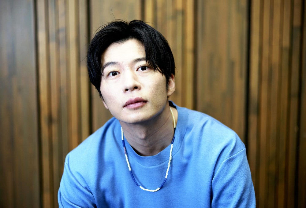 特に「薬」の話ではないが、タイトルの意味について「人生で気付いていなかったことに気付かされるきっかけという意味なのかな？って。まだ考え中」と語る＝須藤菜々子撮影