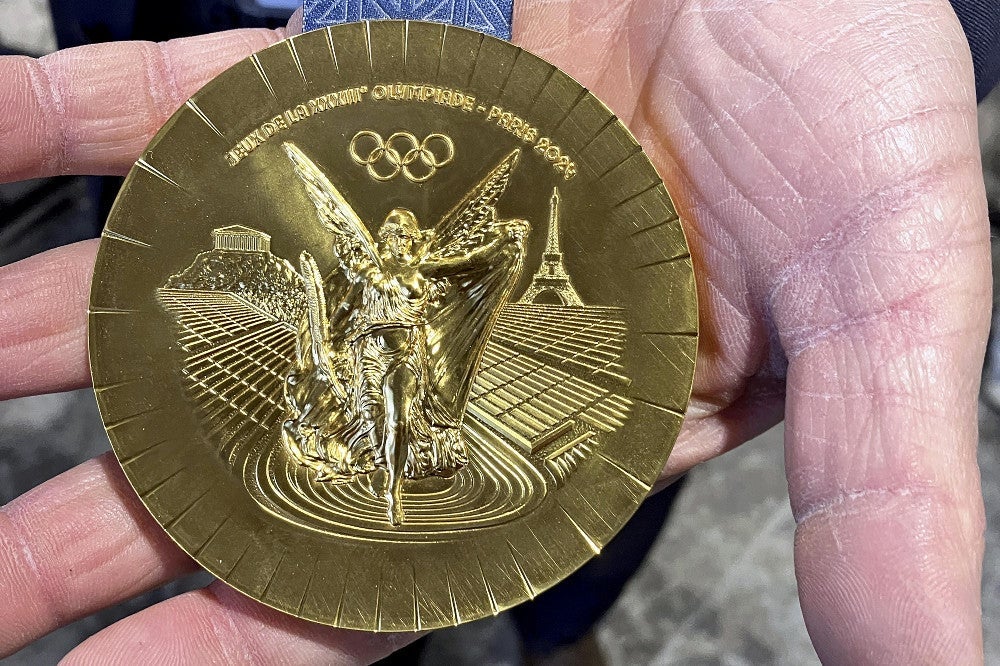 公表されたパリ五輪の金メダル＝ＡＰ