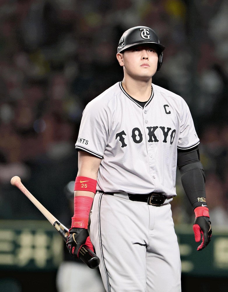 ７回２死２塁、見逃し三振に倒れた岡本和（１７日）＝吉野拓也撮影