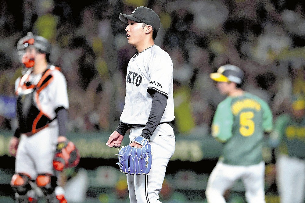 ３回２死１、２塁、森下に先制の２点２塁打を許した赤星（中央）＝吉野拓也撮影