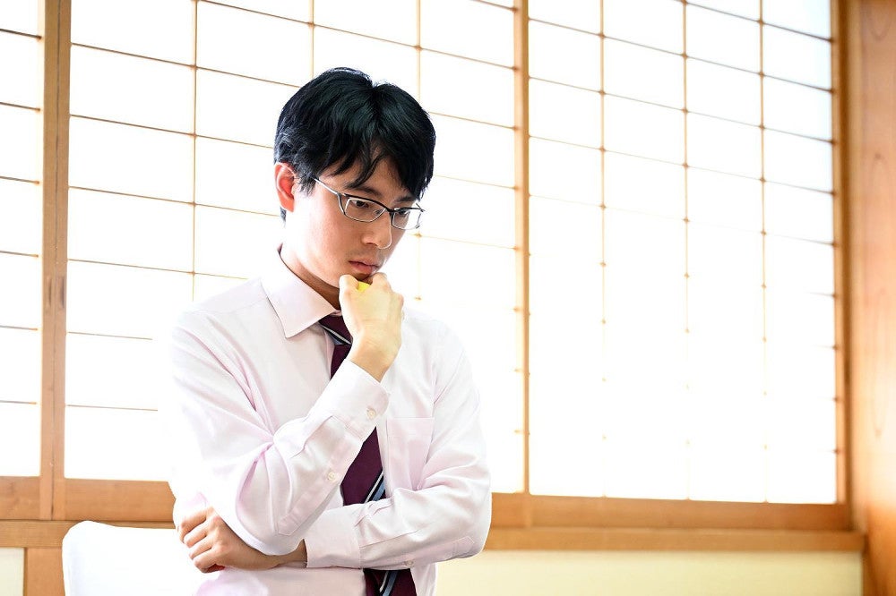 あごに手を当てて考える一力棋聖