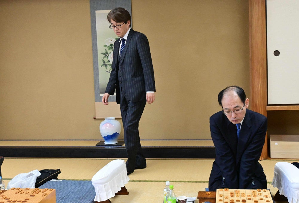 特別対局室の上座に戻る羽生九段。右は木村一基九段＝吉田祐也撮影