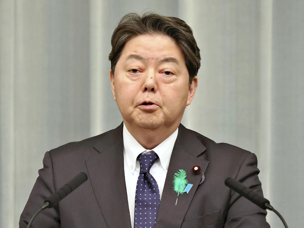 豊後水道を震源とする地震について記者会見する林官房長官（１８日午前０時３分、首相官邸で）＝横山就平撮影