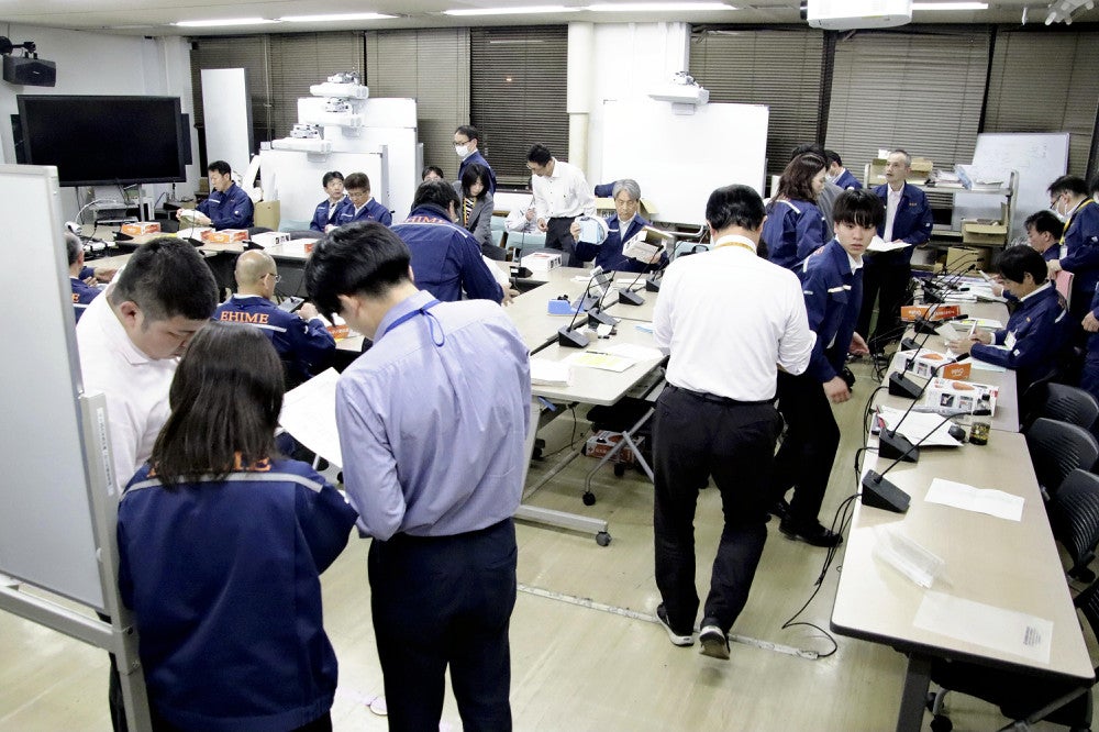 愛媛県の災害対策本部で情報収集する職員ら（１８日午前０時２１分、松山市で）