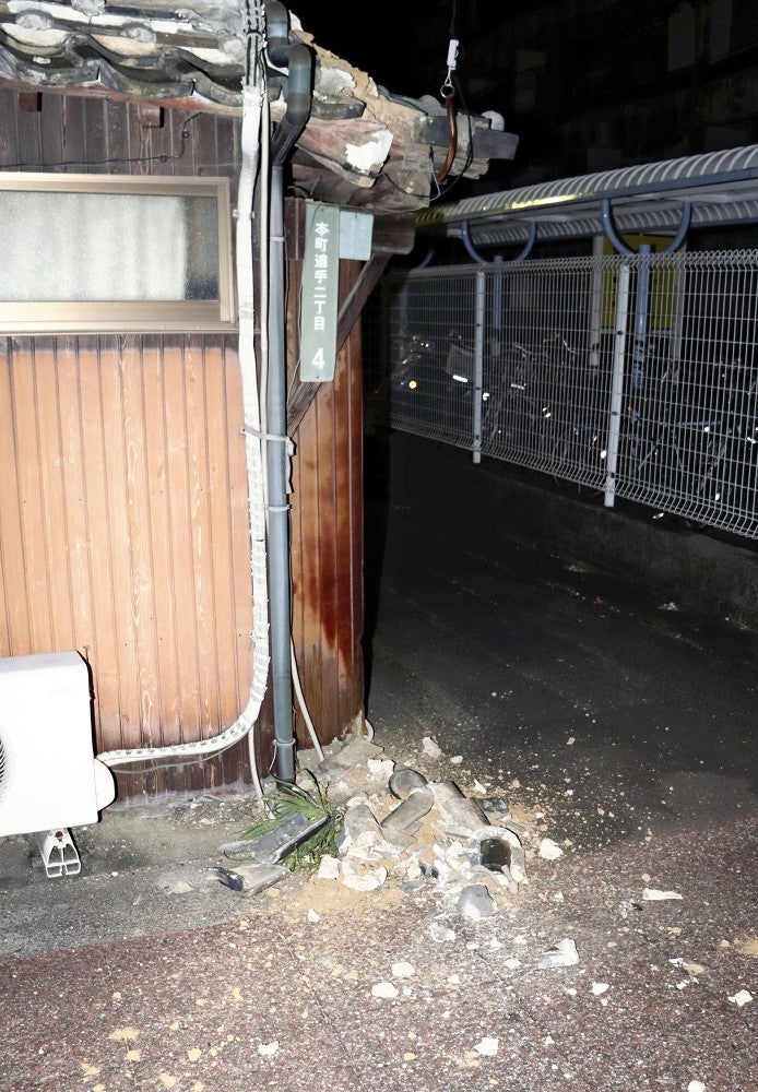 落下した瓦（１８日午前０時３８分、愛媛県宇和島市で）＝斎藤剛撮影