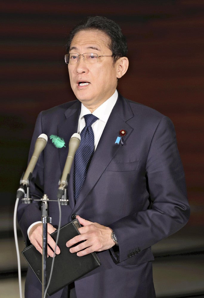 豊後水道を震源とする地震について、記者団の質問に答える岸田首相（１８日午前０時５２分、首相官邸で）＝横山就平撮影