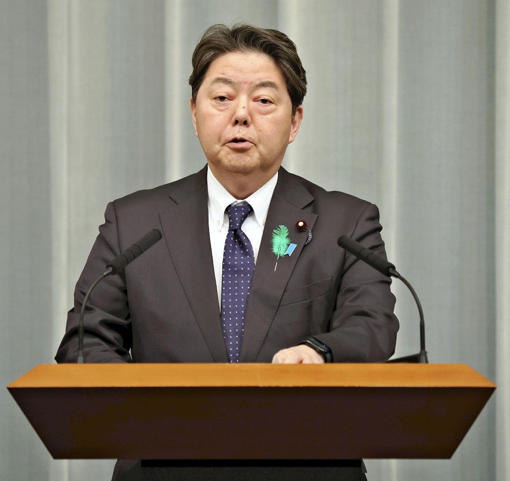 豊後水道を震源とする地震について記者会見する林官房長官（１８日午前０時３分、首相官邸で）＝横山就平撮影