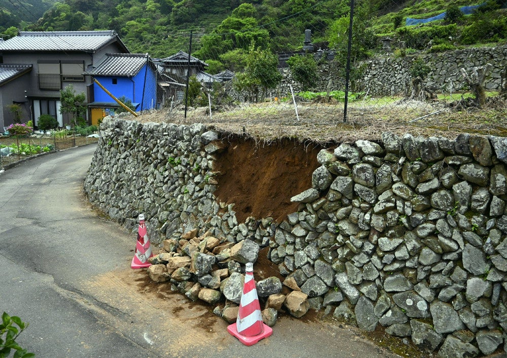 地震で一部が崩落した市道沿いの石積み（１８日午前８時１９分、大分県津久見市で）＝堀伸一郎撮影