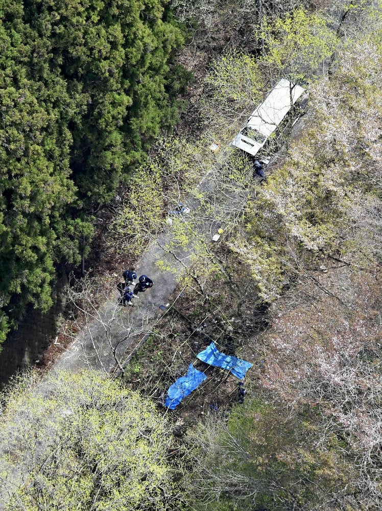 遺体が見つかった現場付近を調べる捜査員ら（１７日午前、栃木県那須町で読売ヘリから）＝尾賀聡撮影