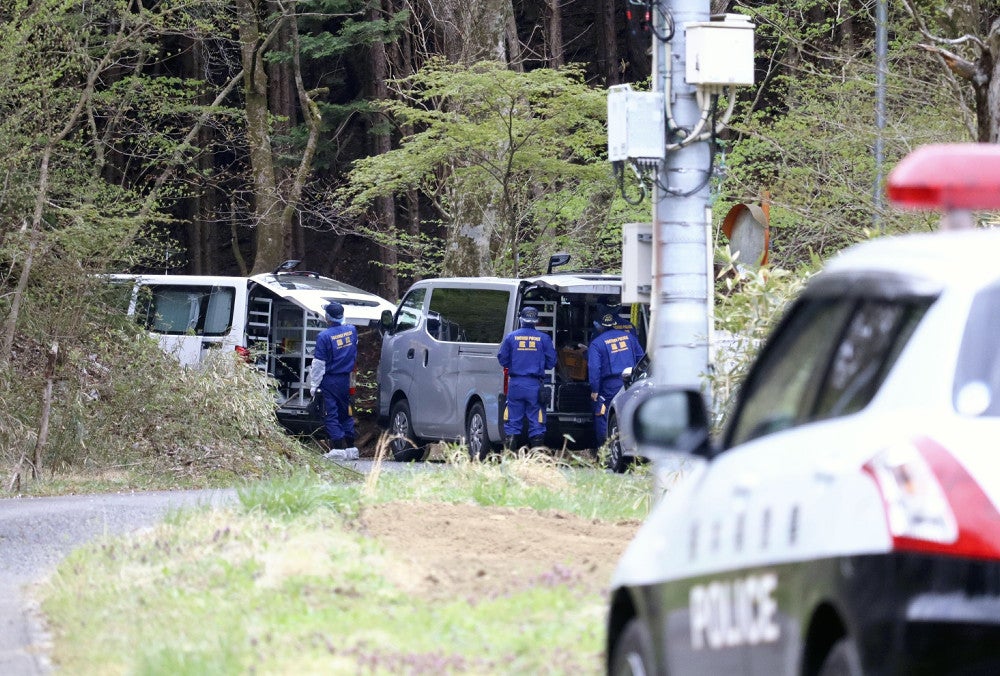 ２人の遺体が見つかった現場に入る栃木県警の捜査員（１７日午前１０時過ぎ、栃木県那須町で）