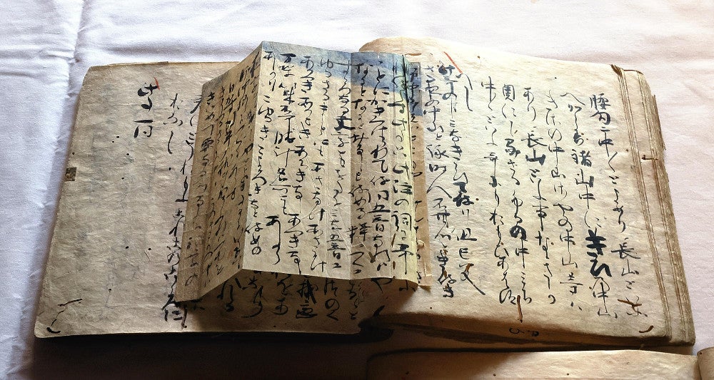 藤原定家直筆の「顕注密勘」＝川崎公太撮影
