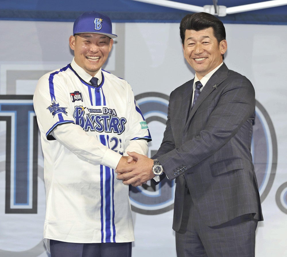入団記者会見で笑顔を見せる筒香嘉智選手（左）と三浦大輔監督（１８日）
