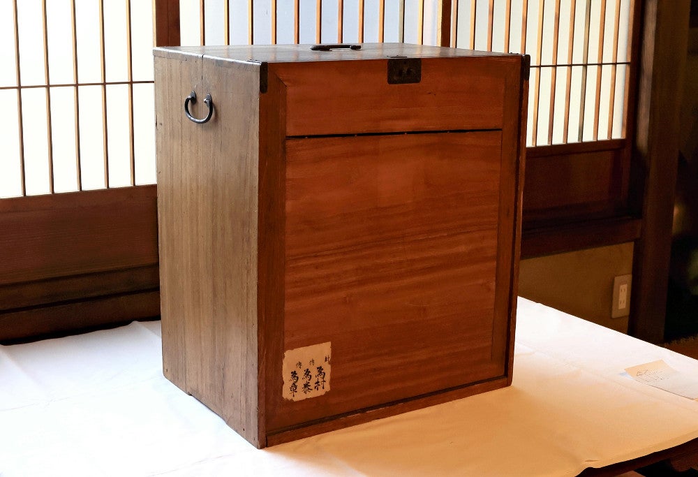 藤原定家直筆の「顕注密勘」が入っていた「古今伝授箱」（京都市の冷泉家で）＝川崎公太撮影