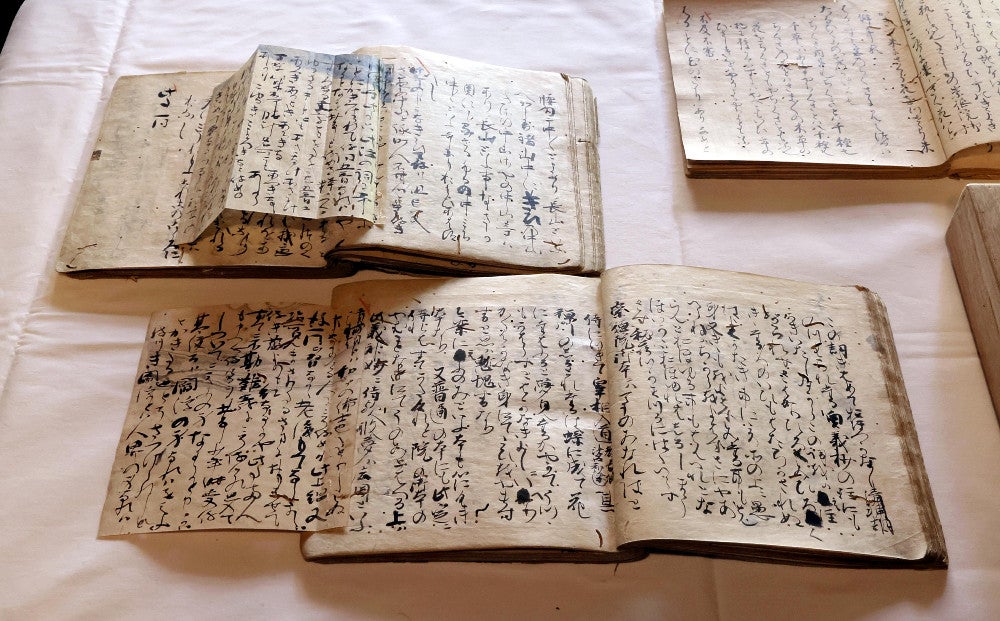 藤原定家直筆の「顕注密勘」。色紙が貼られて、書き足されている＝川崎公太撮影