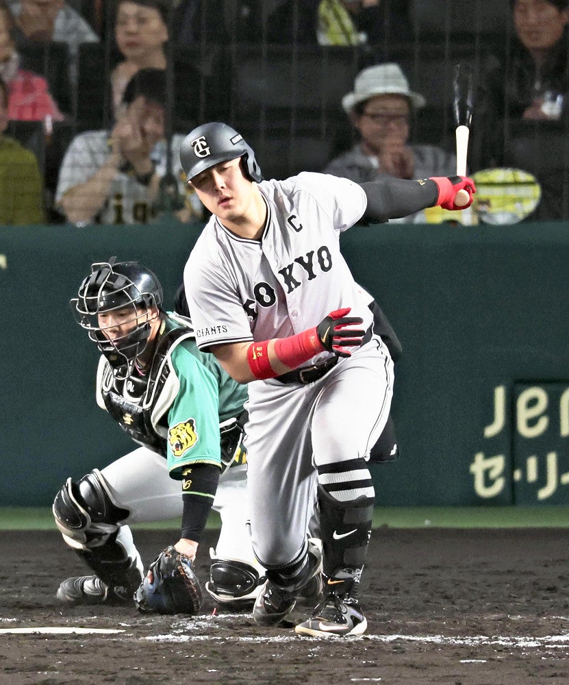９回２死、三振に倒れる岡本和（捕手・梅野）（１８日）＝吉野拓也撮影