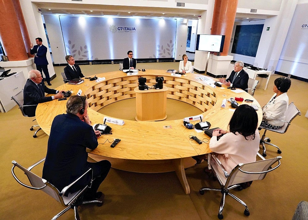 １８日、イタリア南部・カプリ島で開かれたＧ７外相会合（外務省提供）