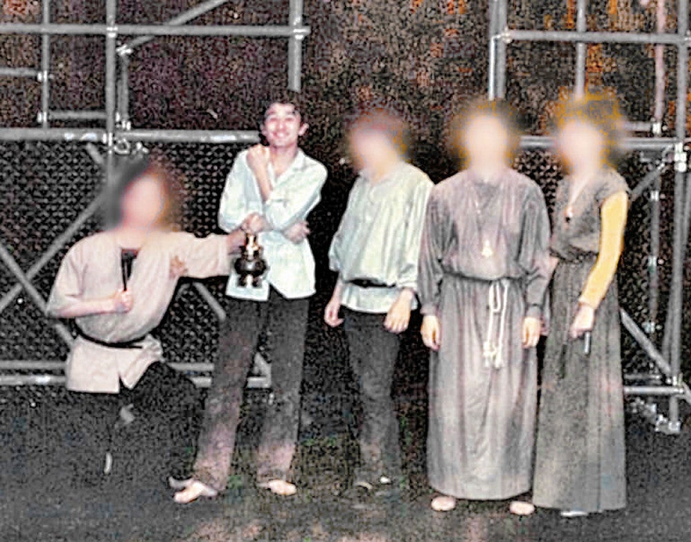 上智大のシェイクスピア研究会の仲間と吉田（左から２人目）。「せりふを覚える、グラウンドを走る、と完全に体育会系。発声練習は１日も欠かさなかった」