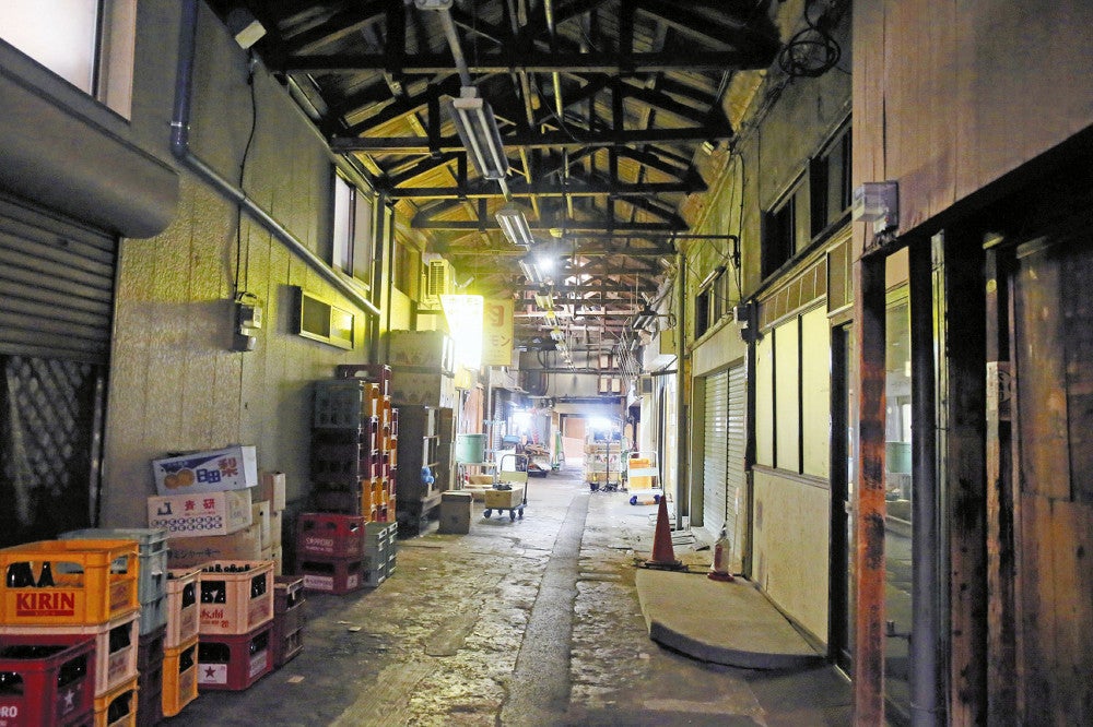 解体に向けて店舗が移転・廃業し、照明も消えた市場南側の一角