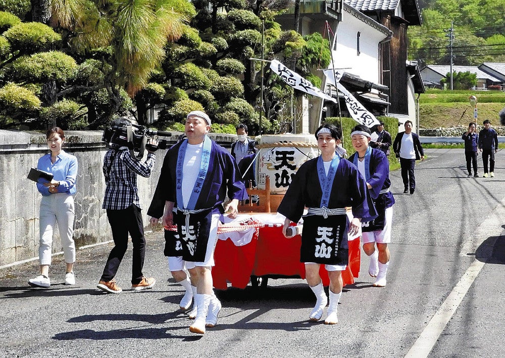 たるを積んだリヤカーを引く蔵人ら