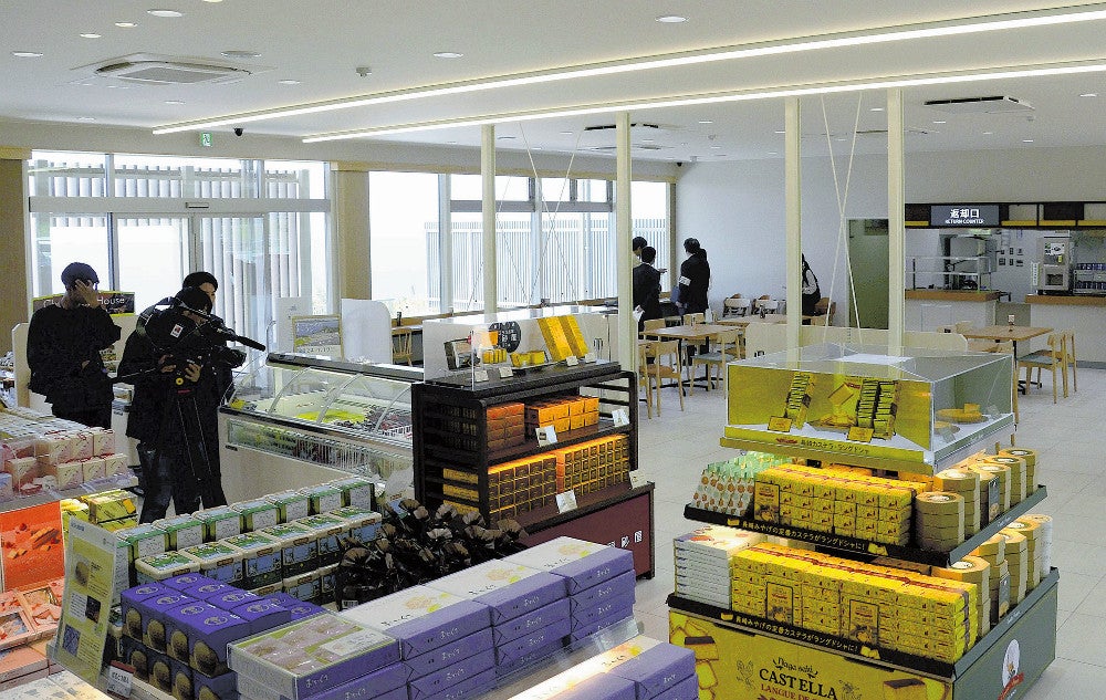 改装オープンする大村湾ＰＡの店舗建物