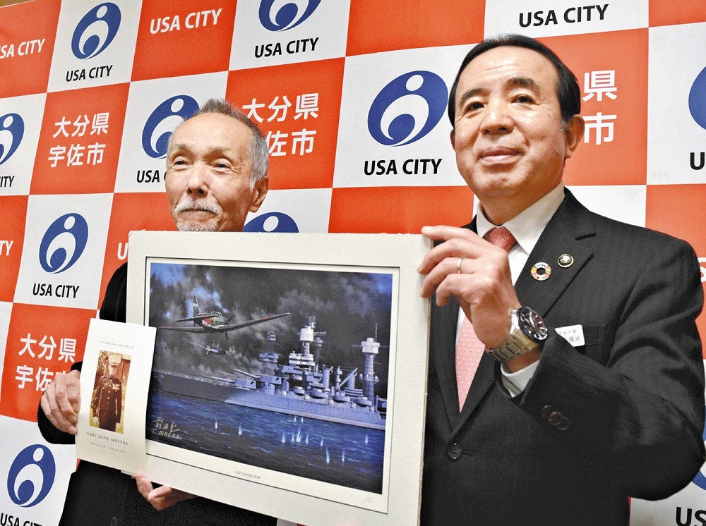 真珠湾攻撃を描いたパネルを贈った小池さん（左）と是永市長