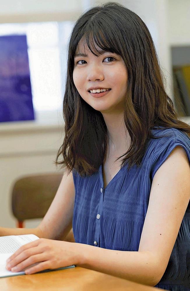 始球式を行う片山助教＝広島大提供