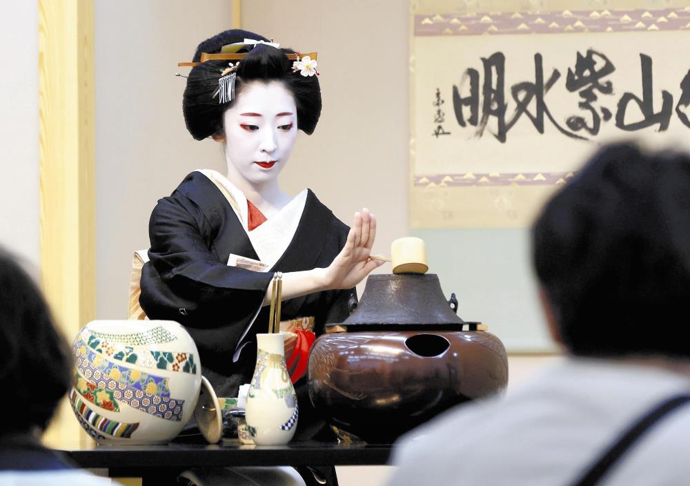 お茶席で立礼式のお点前を披露する多栄之（１１日、京都市左京区で）＝川崎公太撮影