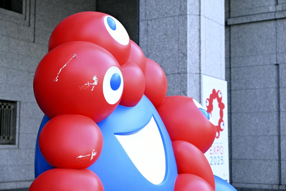 傷がつけられた、大阪市役所前に設置されている万博の公式キャラクター「ミャクミャク」の巨大モニュメント（大阪市北区で、３月１３日撮影）