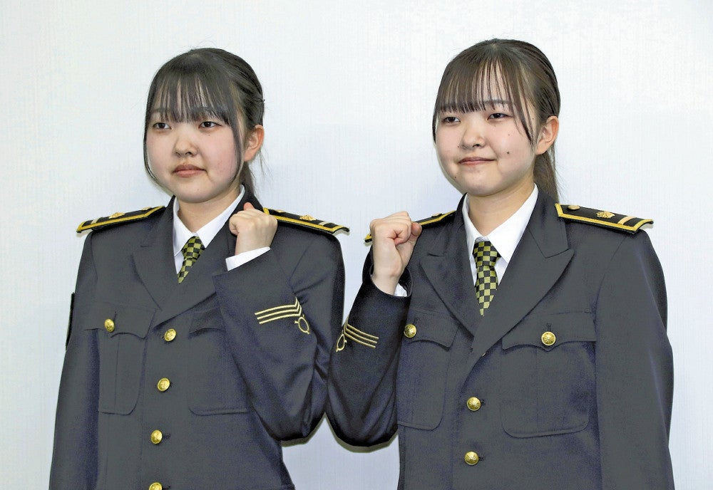 音楽隊に入隊した双子の西條亜耶さん（左）と真那さん（１８日、福島市で）