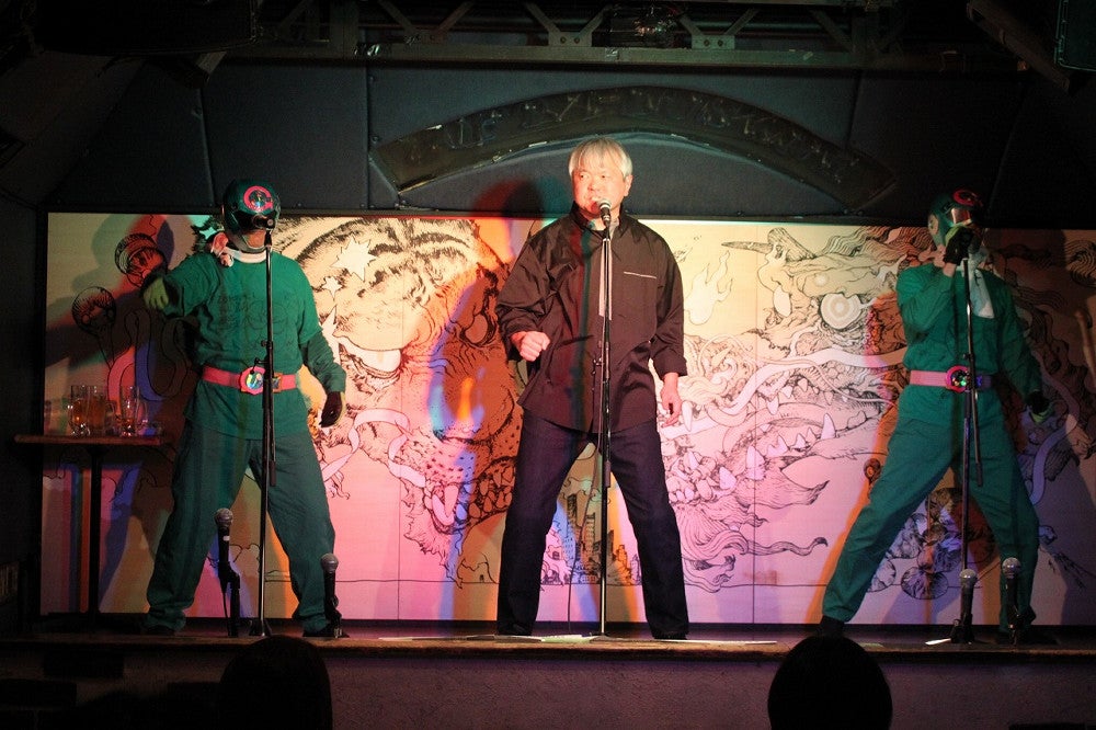 ３人でパフォーマンスも