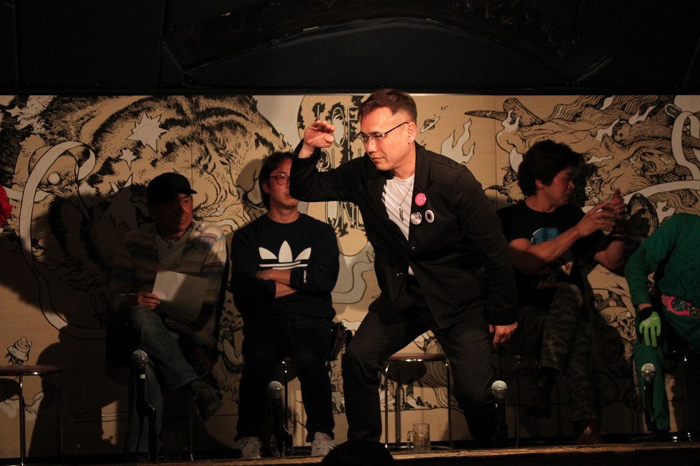 ゲームでジェスチャーをする白井さん