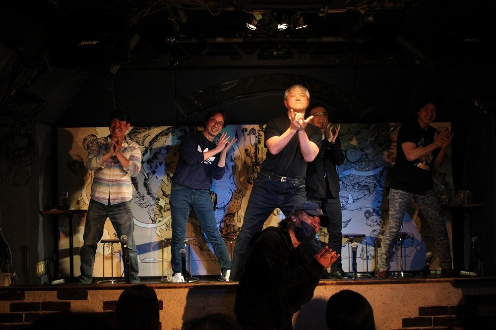 駆けつけていきなり踊る清家さん（手前、舞台下）