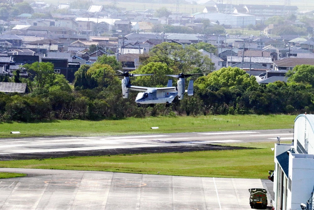 陸上自衛隊目達原駐屯地で飛行を再開した輸送機「オスプレイ」（１９日午前１０時２９分、佐賀県吉野ヶ里町で）
