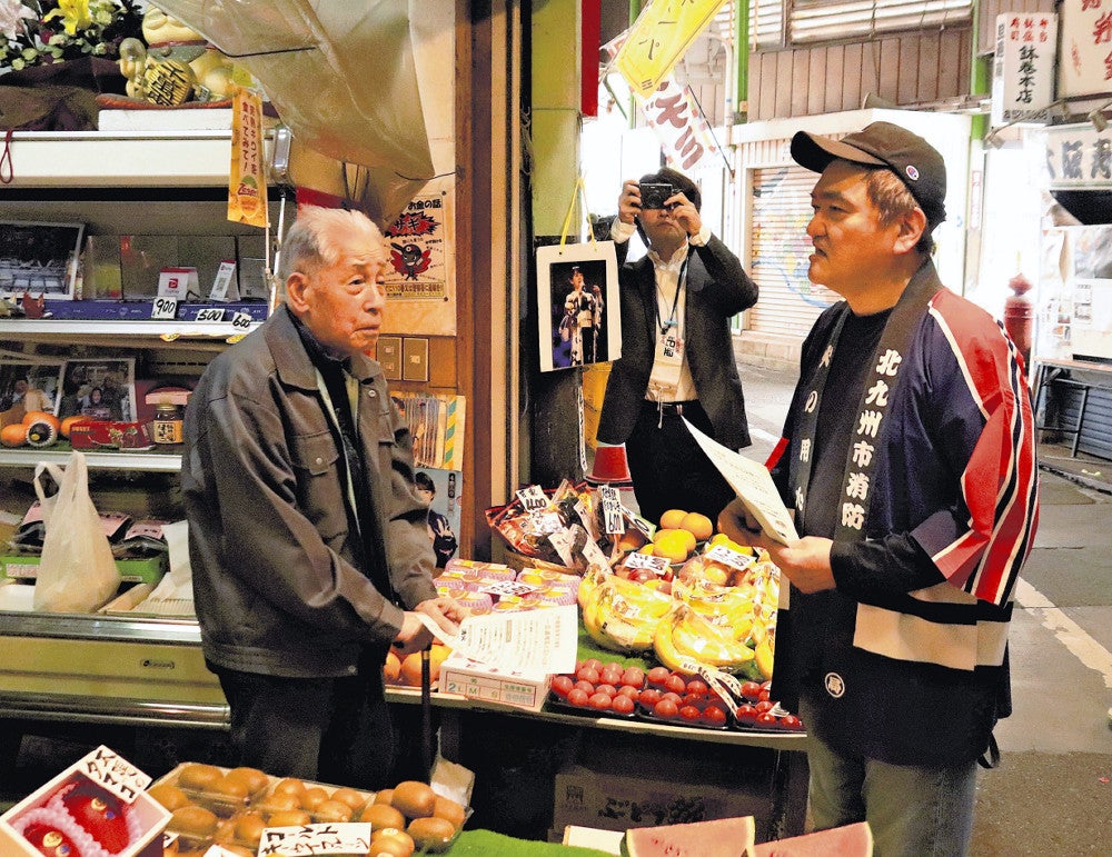 店舗関係者に火災予防を呼びかける中尾会長（右）