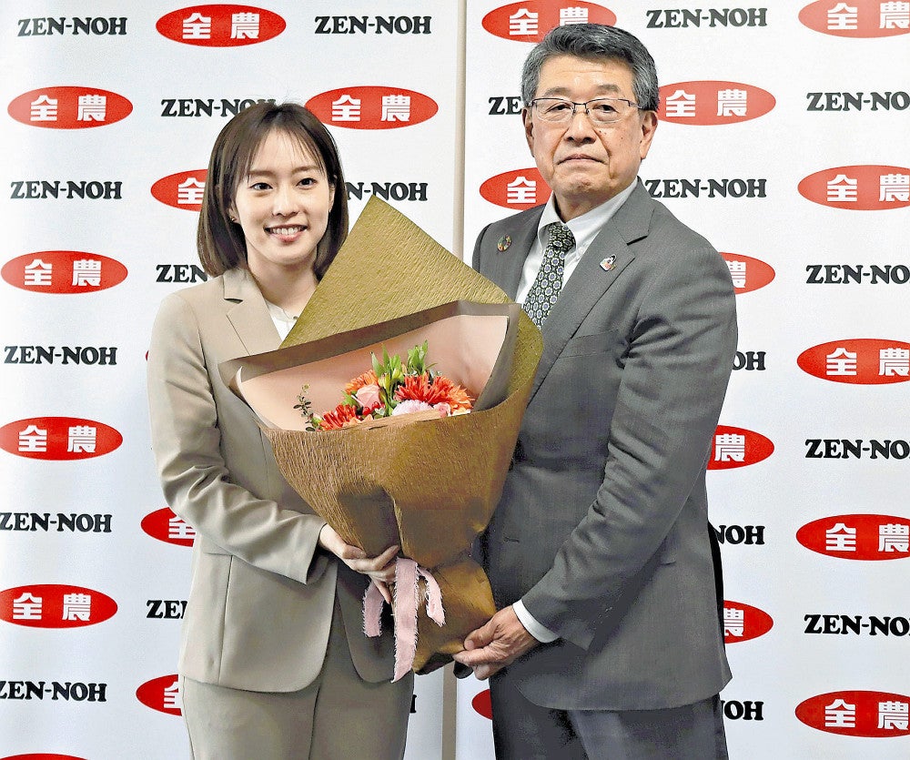 壁村会長（右）から花束を受け取る石川さん