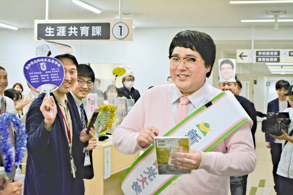 職員らから歓迎を受ける村上さん（新城市で）