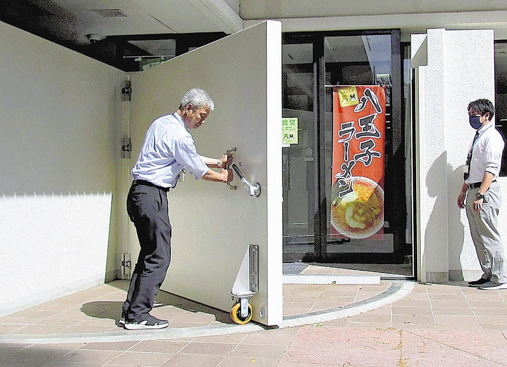 本庁舎地下１階の食堂入り口に設置された防水扉（１９日、八王子市役所で）