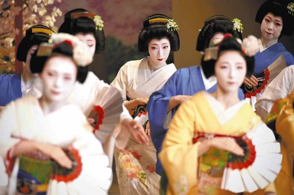 宮川音頭を踊る多栄之（中央奥）（４日、京都市左京区で）＝河村道浩撮影
